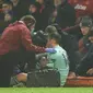 Bek Arsenal, Rob Holding, mengalami cedera saat melawan Manchester United di Old Trafford, Manchester, Rabu (5/12/2018). (AFP/Oli Scarff)