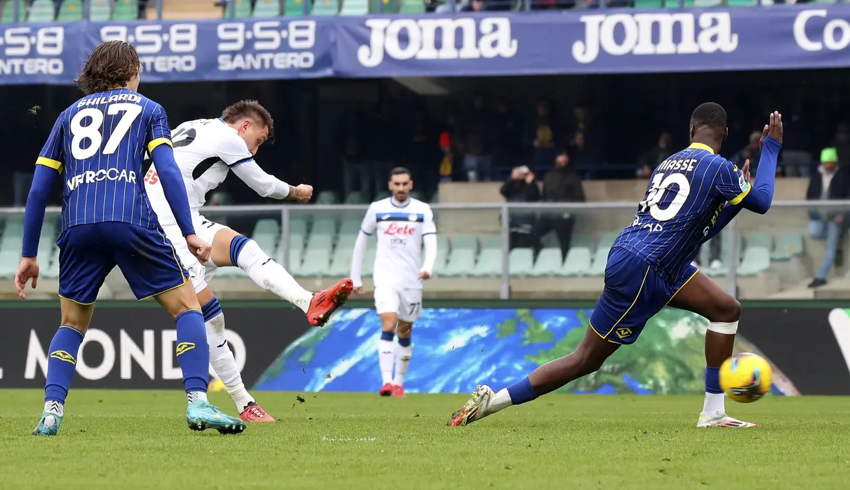 Pemain Atalanta, Mateo Retegui mencetak gol ke gawang Hellas Verona dalam laga lanjutan Liga Italia 2024/2025 di Marcantonio Bentegodi Stadium, Verona, Italia, Sabtu (09/02/2025). (AP Photo/LaPresse/Paola Garbuio)