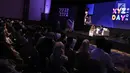 Konten Kreator Raditya Dika menjadi pembicara selama XYZ DAY 2018 di Jakarta, Rabu (25/4). Acara ini bertujuan memberikan insight yang lebih mendalam tentang generasi X, Y, dan Z dari para ahli di bidangnya. (Liputan6.com/Herman Zakharia)