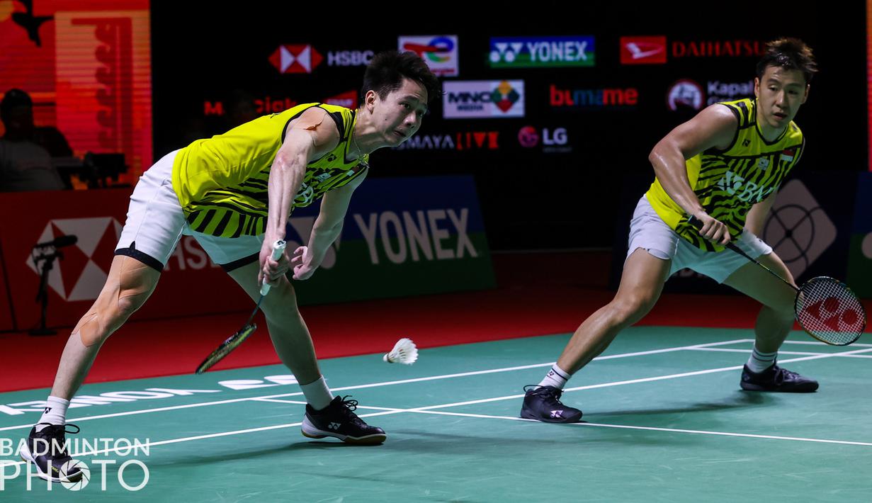 Pertandingan berlanjut hingga rubber game. Kedua pasangan saling mengejar poin hingga skor 7-7. Sempat unggul 8-7, Marcus/Kevin harus kembali tertinggal 9-11 hingga interval gim ketiga. (Badminton Photo/Raphael Sachetat)
