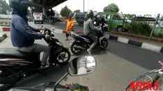 Sudah seharusnya para pengendara sabar menunggu di balik palang perlintasan ketika ada kereta yang lewat. Bukan malah sebaliknya, dengan menerobos palang perlintasan kereta api seperti ini.