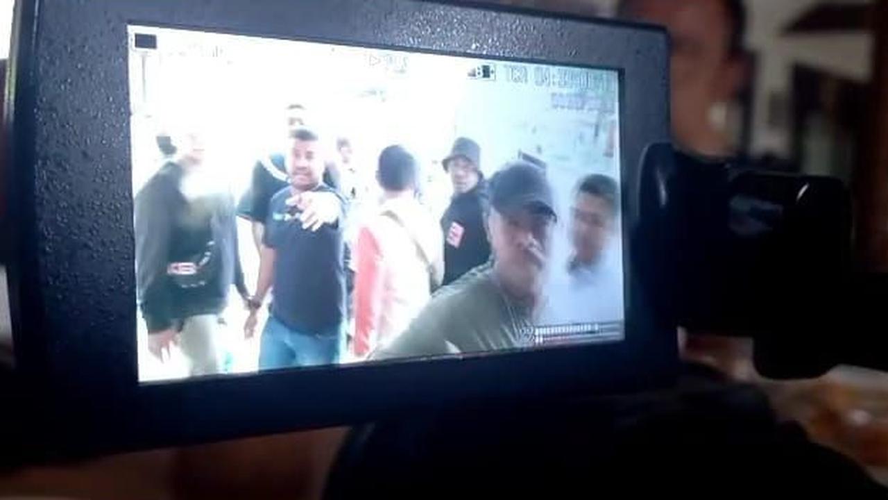Kericuhan berimbas kepada wartawan yang meliput acara. Bahkan handphone salah satu wartawan dilempar.