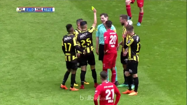 Wasit Jochem Kamphuis mendapatkan kartu kuning karena melakukan 'diving' saat laga Vitesse Arnhem kontra TC Twente yang berakhir 5-0 bagi kemenangan Vitesse. Insiden itu terjadi saat Kamphuis secara tidak sengaja terjatuh akibat 'tekel' Navarone Foor...