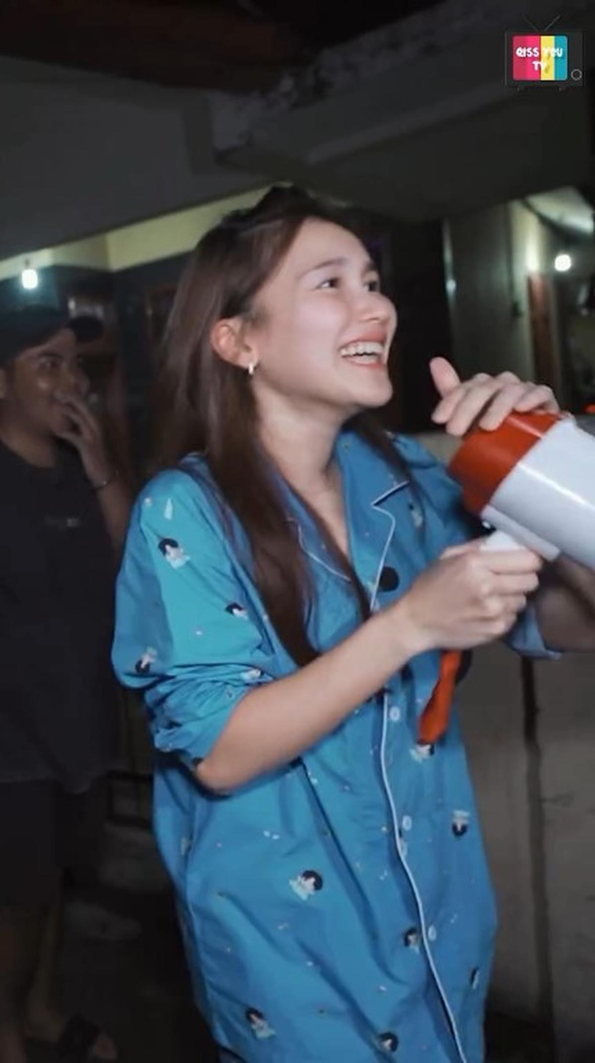 Masih Pakai Piyama, Ini 7 Potret Ayu Ting Ting Bangunkan Sahur Bareng Bocah Kampung - Totalitas Pakai Toa