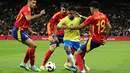 Pemain Spanyol mengepung pemain Brasil, Rodrygo, pada laga persahabatan di Stadion Santiago Bernabeu, Rabu (27/3/2024). (AP Photo/Jose Breton)