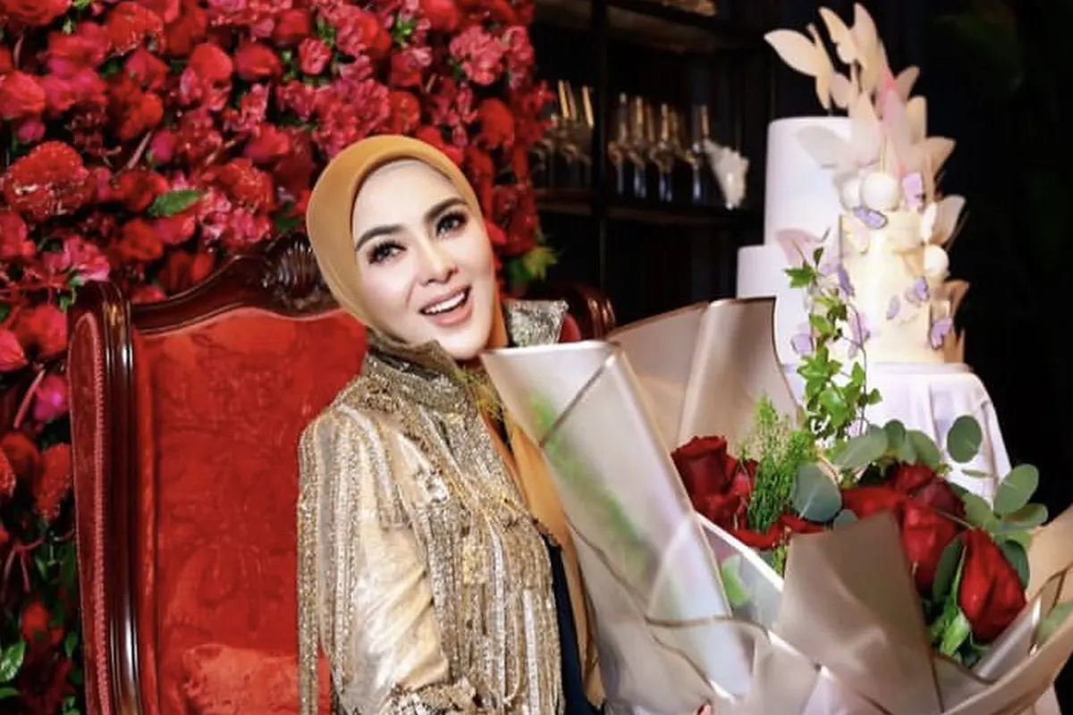 Gaya Terbaru Syahrini di Singapura yang sedang berulang tahun ke-40 tahun