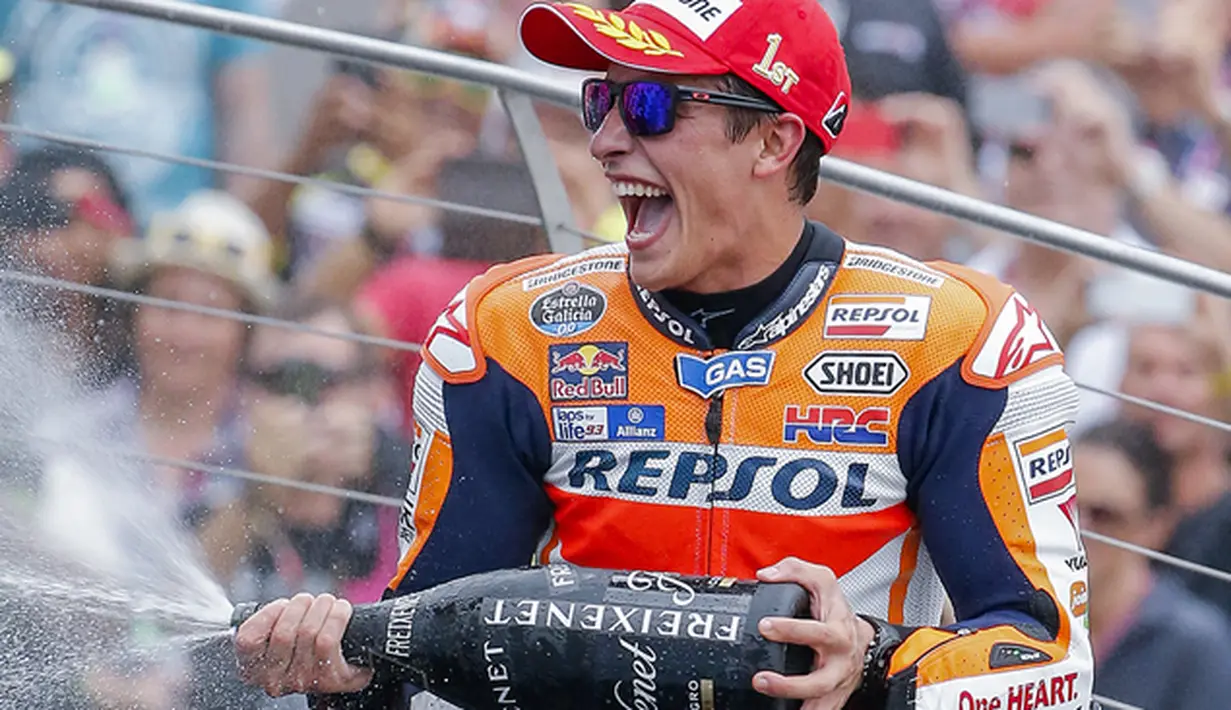 Pebalap Marc Marquez merayakan kemenangannya pada MotoGP di Sirkuit Indianapolis, AS, Senin (10/8/2015). Marquez menjadi pemenang dengan catatan waktu 1:55.371299. (EPA/Erik S.Lesser)