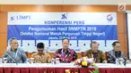 Menristekdikti M Nasir (tengah) memberi paparan pengumuman hasil Seleksi Nasional Masuk Perguruan Tinggi Negeri (SNMPTN) 2019 di Jakarta, Jumat (22/3). Sebanyak 92.331 siswa lulus SNMPTN 2019. (Liputan6.com/Herman Zakharia)