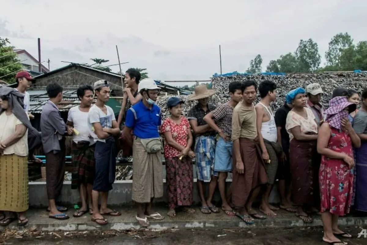 Warga Myanmar mengantre bantuan makanan.