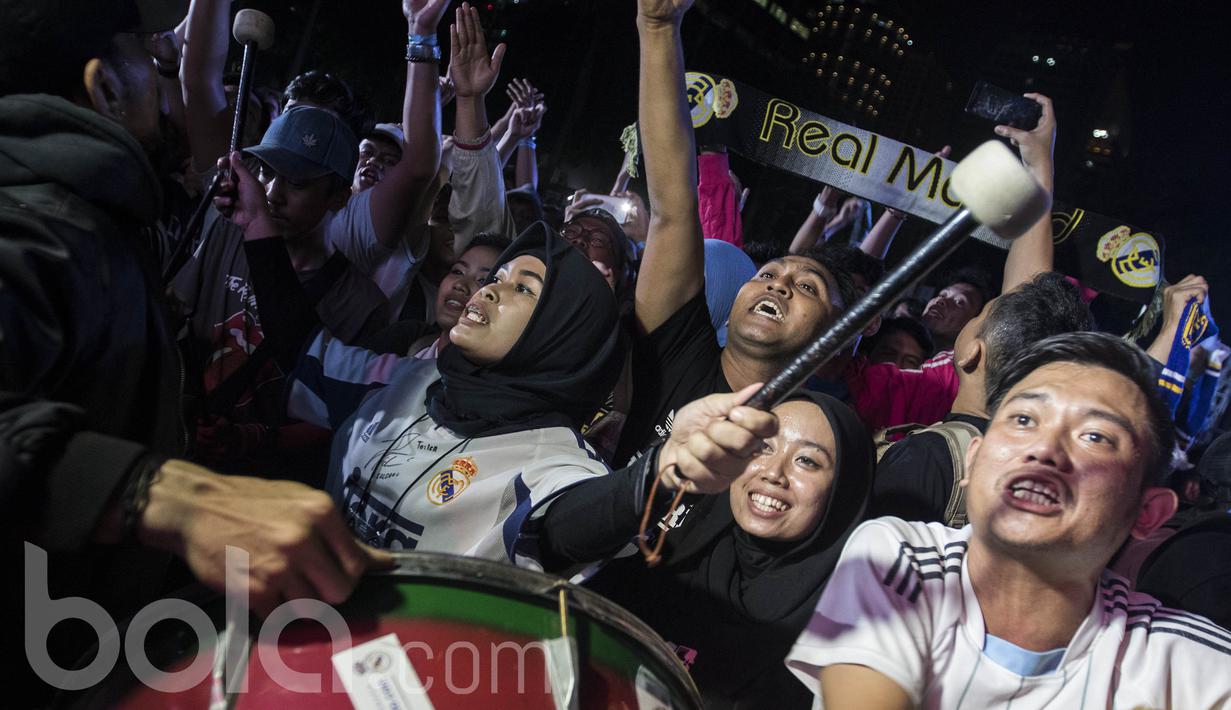 Supporter Real Madrid menyaksikan nonton bareng laga La Liga melawan Barcelona bersama Bola.com dan Head & Shoulders di Senayan, Jakarta, Minggu (24/4/2017). (Bola.com/Vitalis Yogi Trisna)
