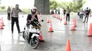 Karyawan AO Mekaar mengikuti safety driving di Bandung, Jawa Barat (5/03/2022). Kegiatan safety driving yang digelar PT Permodalan Nasional Madani (PNM) melalui afiliasinya PT Mitra Utama Madani (MUM) guna melatih berkendara yang baik dalam rutinitas pekerjaan di lapangan. (Liputan6.com/HO/PNM)