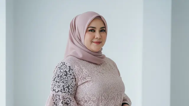 Atasan Brokat untuk Bahu Lebar dan Rok Batik untuk Paha Besar