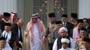 Raja Salman bin Abdulaziz al-Saud ditemani Presiden Jokowi saat akan berfoto bersama sejumlah tokoh Islam di Istana Merdeka, Jakarta, Kamis (2/3).(Liputan6.com/Pool/Rosa Pangabean)