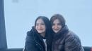 Begini serunya Cut Tari dan Ersa Mayori saat naik gondola. Berfoto bareng saat naik gondola, kedua sahabat ini tampil bak saudara kandung. Memang keduanya disebut memiliki wajah yang cukup mirip oleh para penggemarnya sejak dahulu. (Liputan6.com/IG/@cuttaryofficial)