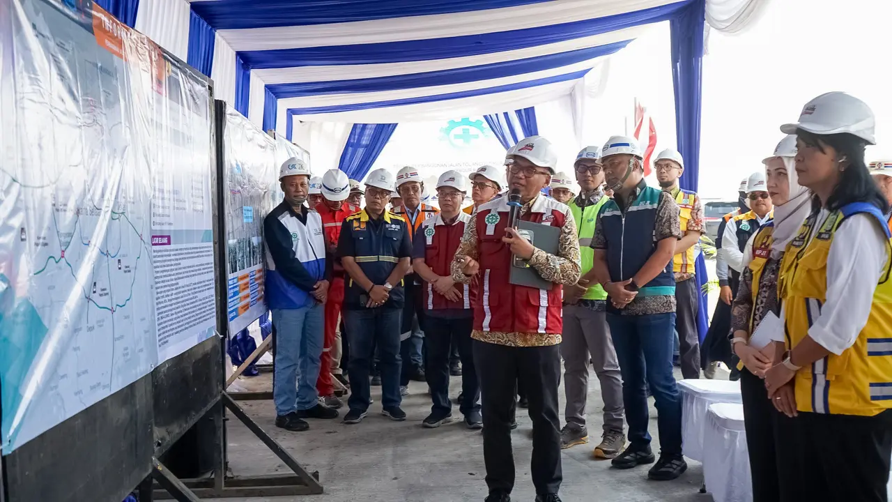 Wakil Menteri Pekerjaan Umum Diana Kusumastuti meninjau proyek Jalan Tol Harbour Road II, Jumat (25/9/2026). (Dok CMNP)