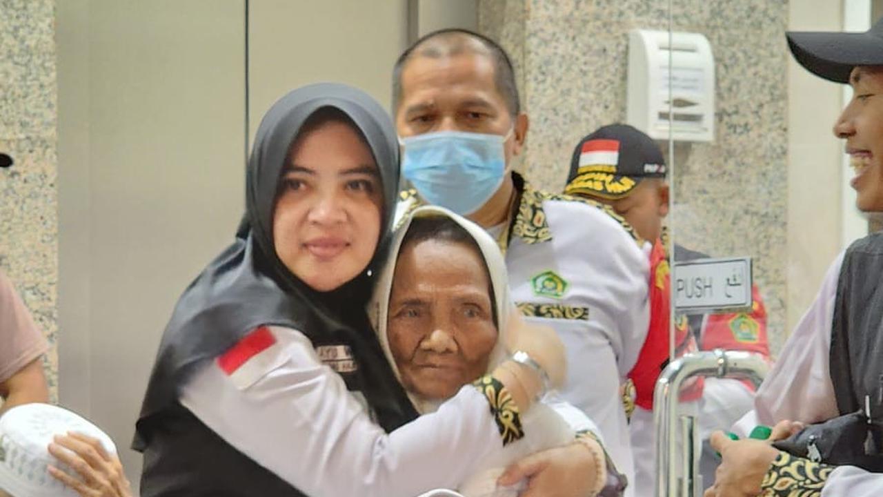 Penuh Haru dan Tangis Bahagia Saat 300 Jemaah Haji Lansia Kembali dari Safari Wukuf