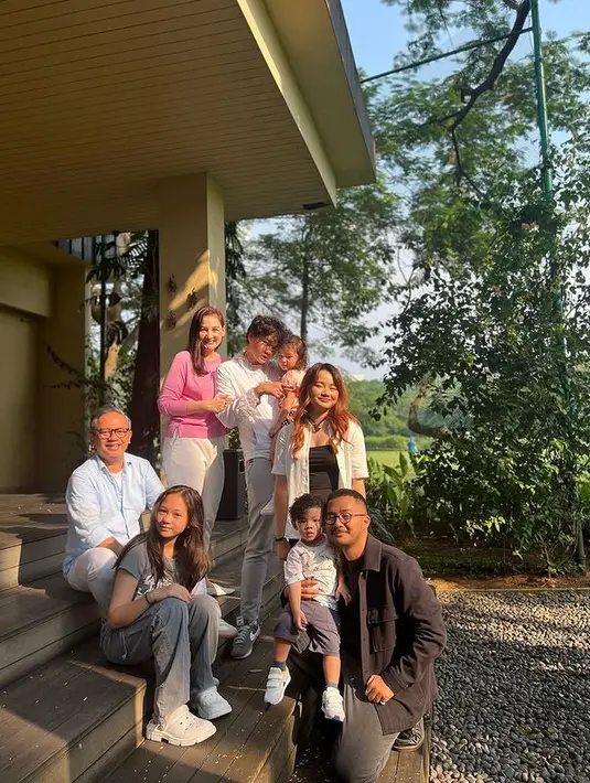 Melalui akun instagramnya, ia mengaku hal terberat dalam mengasuh anak. Menurutnya, yang terberat bukan ketika menyapih anak-anaknya. Tapi saat anak yang tumbuh dewasa meminta izin belajar hidup mandiri. [Instagram/monaratuliu]