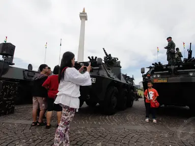 Warga berfoto di kendaraan tempur tank milik TNI AD di Pameran Alutsista, Jakarta, Jumat (12/12/2014). (Liputan6.com/Faizal Fanani)