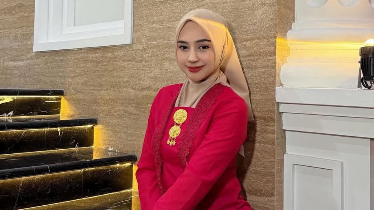 Kenakan Kebaya Merah, Penampilan Wajah Ria Ricis Manglingin Hidung Lebih Mancung serta Jawline Semakin Tegas