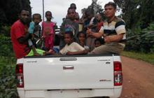 Lintasi medan berat, mobil offroad di Tambrauw berubah jadi taksi