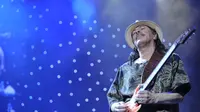 Carlos Santana pada 2010. (ETIENNE LAURENT / AFP)