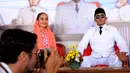 Seorang seniman memeragakan sosok Presiden Soekarno saat aksi teatrikal Konferensi Asia Afrika 1955 di Terminal 2D, Bandara Soekarno Hatta, Tangerang, Banten, Senin (20/4/15).(Liputan6.com/Faisal R Syam)