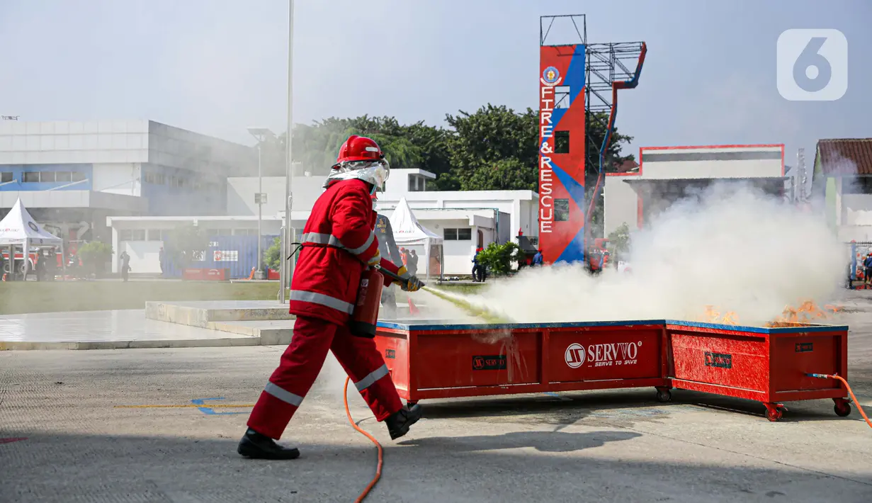 Petugas pemadam kebakaran melakukan simulasi pemadaman saat kompetisi Fire Safety Challenge di Kantor Dinas Penanggulangan Kebakaran dan Penyelamatan Pemprov DKI Jakarta, Rabu (2/6/2021). Kompetisi ini dilakukan antar Suku Dinas Pemadam Kebakaran. (Liputan6.com/Faizal Fanani)