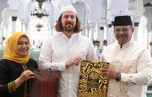 Jumat Berkah, Momen Bule Australia Masuk Islam Bikin Jemaah Masjid Raya Baiturrahman Terharu