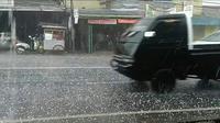 Hujan es dan angin puting beliung berbentuk belalai air mengegerkan warga Kecamatan Tempe, Kabupaten Wajo, Sulawesi Selatan, Selasa, 27 Februari 2018, sekitar pukul 17.00 Wita. (Foto: Istimewa/Fauzan/Liputan6.com)