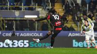 Pemain AC Milan, Rafael Leao, mencetak gol melalui titik penalti dalam pertandingan Serie A antara Parma dan AC Milan di Parma, Italia, Sabtu, 8 November 2025. (Massimo Paolone/LaPresse via AP)