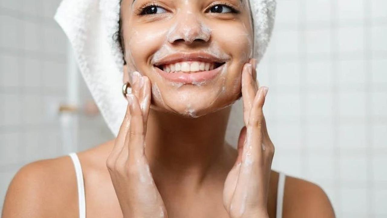Sebelum menggunakan baby oil untuk perawatan wajah, konsultasikan dengan dokter kulit, terutama jika Anda memiliki kondisi kulit tertentu.&nbsp;