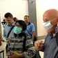 Untuk menghindari penyebaran virus Corona, beberapa penumpang asing mendapatkan masker gratis di Bandara Wiriadinata, Kota Tasikmalaya, Jawa Barat (Liputan6.com/Jayadi Supriadin)