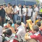 Puluhan pelajar STM di Palembang diamankan sebelum berhasil menggelar aksi demo di gedung DPRD Sumsel (Liputan6.com / Nefri Inge)