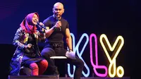 Tidak sendiri, Ria bersama presenter Deddy Corbuzier menjadi pembicara dalam acara mengenai dunia konsep dan media dari semua generasi. (Bambang E Ros/Bintang.com)