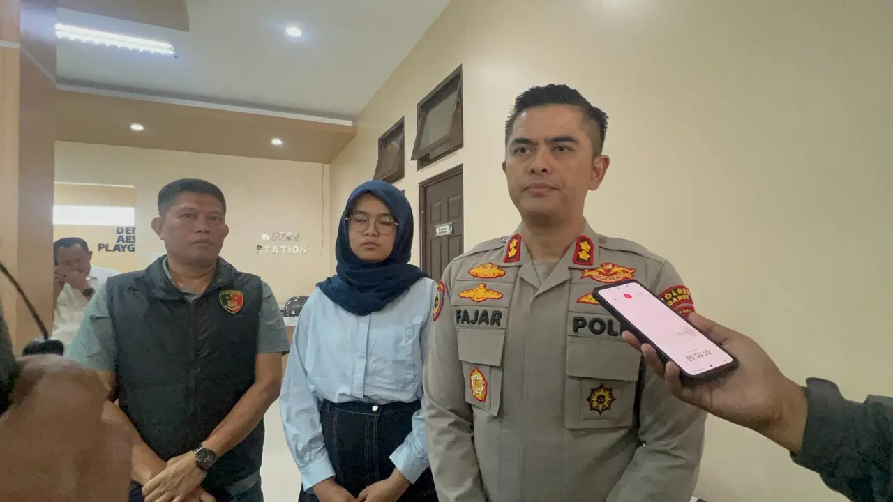 Kapolres Garut AKBP Mochammad Fajar Gemilang, memberikan penjelasan kepada wartawan setelah penangkapan oknum dokter terduga pelaku pelecehan seksual kepada ibu hamil di Garut, Selasa (15/4/2025) malam. (Liputan6.com/Jayadi Supriadin)