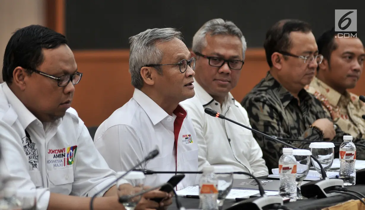 Direktur Program TKN Arya Bima (kedua kanan) memberikan keterangan usai menggelar rapat finalisasi debat capres-cawapres pertama di Gedung KPU, Jakarta, Senin (7/12). (Merdeka.com/ Iqbal S. Nugroho)