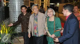 Try Sutrisno (kedua kiri) didampingi Ibu Tuti Sutiawati menghadiri pemutaran perdana Film Jenderal Soedirman, Jakarta, Senin (24/8/2015). Film tersebut mengisahkan Jenderal Soedirman yang memimpin perang gerilya (1945-1949).(Liputan6.com/Andrian M Tunay) 