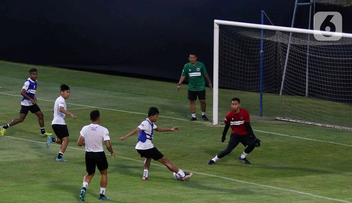 Latihan dilanjutkan dengan membagi antara pemain yang menjadi starter melawan Palestina. (Liputan6.com/Herman Zakharia)