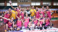 Selebrasi pemain Surabaya Fever setelah mengalahkan Merpati Bali pada final seri ketiga Srikandi Cup 2017-2018 di GOR Lokasari, Jakarta, Sabtu (24/3/2018). (Humas Srikandi Cup)