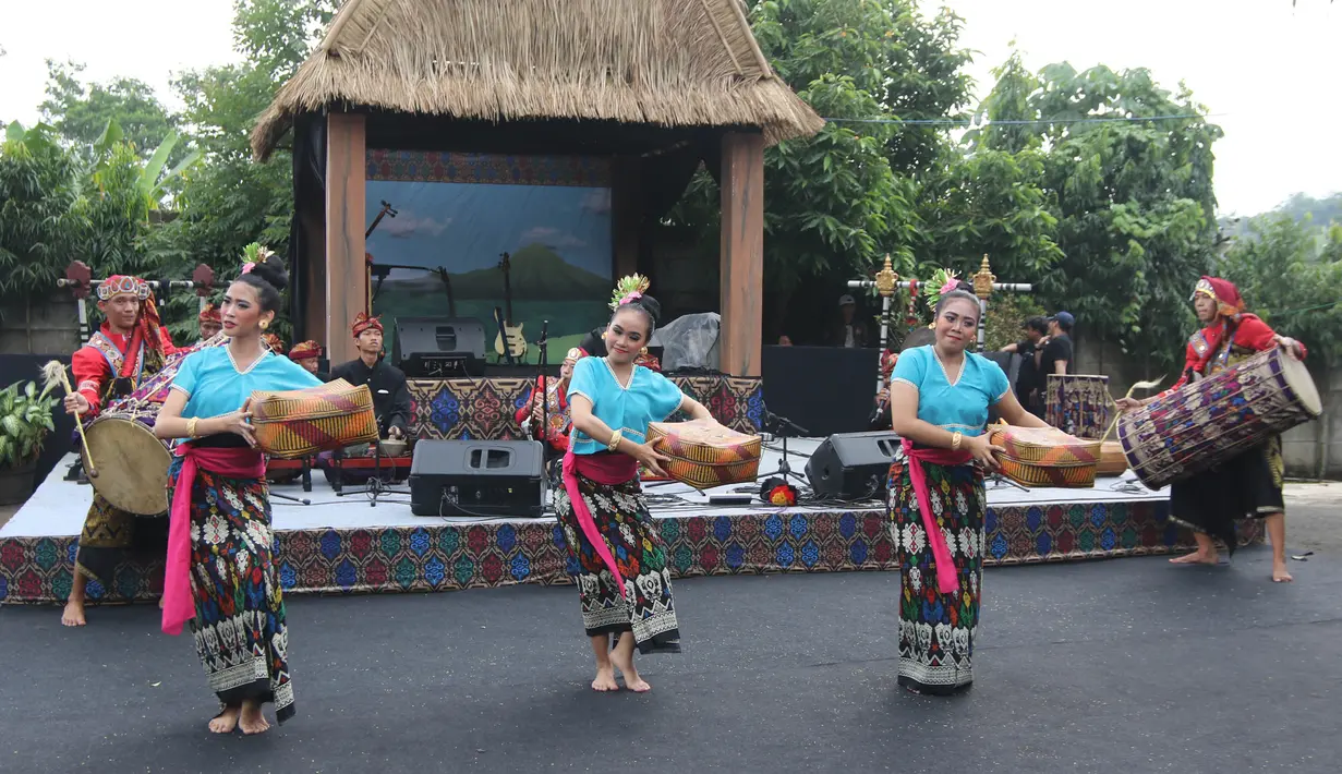 Penari membawakan tarian tradisional Lombok dan Bima dalam Seri Konser Situs Budaya Iwan Fals dan Band di Panggung Kita, Depok, Sabtu (3/3). Konser dengan konsep sosial ini merupakan rangkaian dari konser sebelumnya. (Liputan6.com/Arya Manggala)