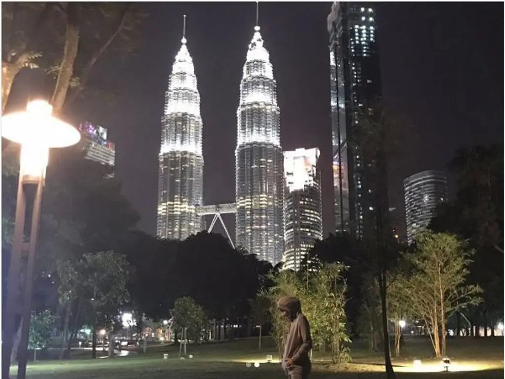 Laudya Cynthia Bella berpose dengan latar belakang gedung Petronas, Malaysia (Foto: Instagram)
