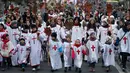 Sejumlah peserta "Alilo" saat melakukan pawai bersama di jalanan Tbilisi, Georgia, Kamis (7/1). Para peserta ini merupakan penganut Kristen Ortodoks di Georgia. (REUTERS/David Mdzinarishvili)