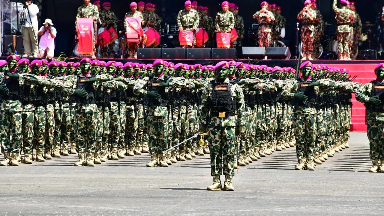 Panglima TNI Jenderal TNI Agus Subiyanto memimpin langsung upacara peringatan Hari Ulang Tahun ke-80 Korps Marinir TNI Angkatan Laut di Kesatrian Marinir Hartono Cilandak, Jakarta Selatan, Senin (17/11).