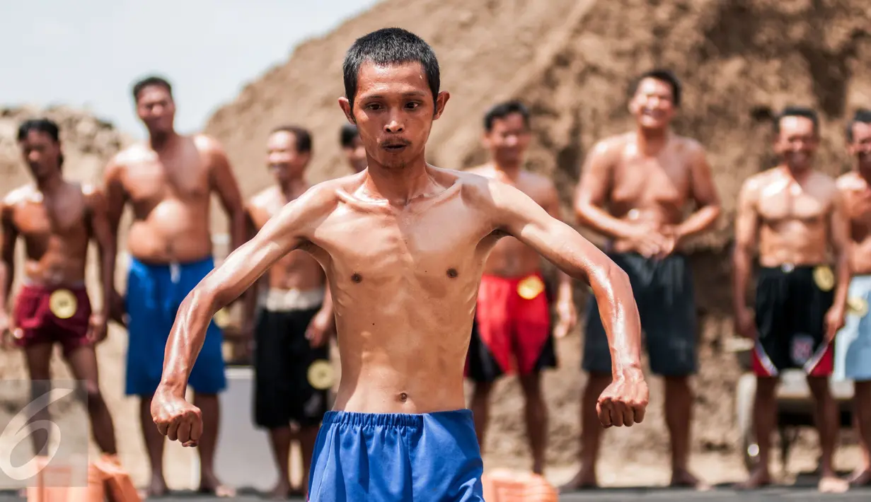 Tujuannya agar para buruh jebor bisa menunjukkan badannya yang kekar dan kuat. Uniknya bentuk badan yang sedemikian itu bukan dihasilkan dari latihan di gym atau pusat latihan kebugaran. (Liputan6.com/Gempur M Surya)