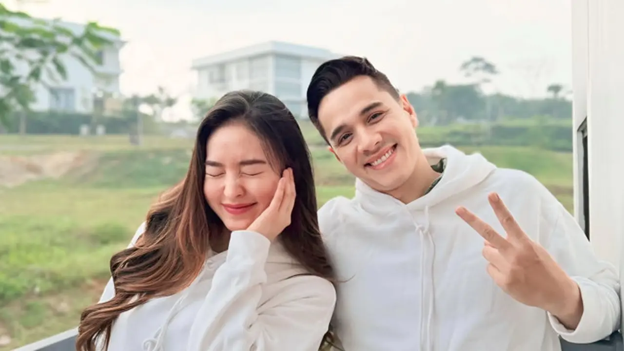 Rionaldo Stockhorst Pakai Jaket Couple dengan Natasha Wilona