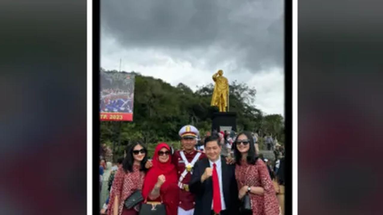 Selain kedua orangtuanya, kakak ataupun adik sang Taruna juga turut hadir dalam acara wisuda. <br><br>"Selamat Wisjur Chandradimuka!," tulisnya dalam keterangan video.<br>