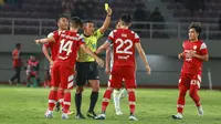 Pemain Persis Solo saat memprotes keputusan wasit yang memberikan kartu kuning kepada kaptennya, Sutanto Tan. Sutanto saat ini menjadi pemain yang paling banyak diganjar kartu kuning pada putaran pertama BRI Liga 1 2024/2025. (Bola.com/Radifa Arsa)