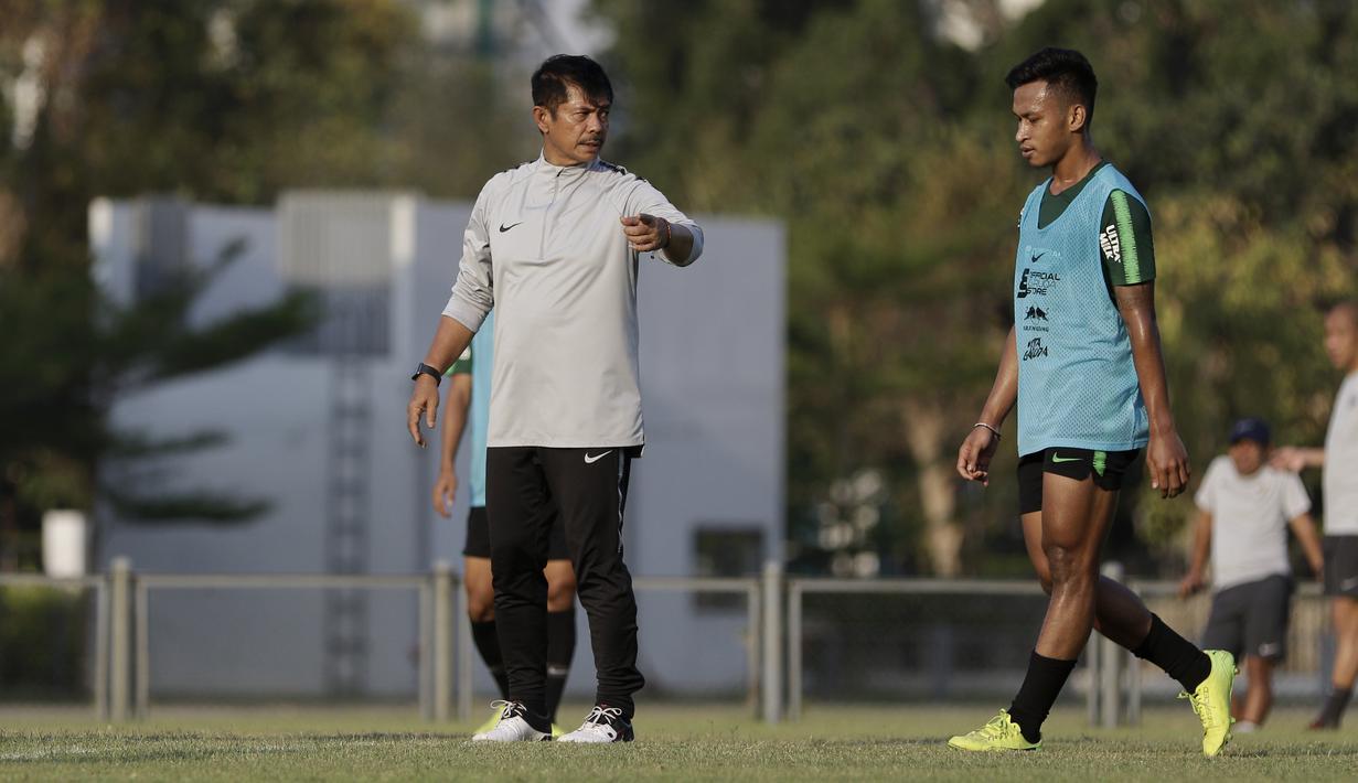 Pelatih Timnas Indonesia U-22, Indra Sjafrie, memberikan arahan saat latihan di Lapangan G, Senayan, Jakarta, Sabtu (5/10). Latihan ini merupakan persiapan menjelang SEA Games 2019. (Bola.com/Yoppy Renato)