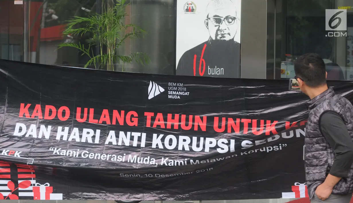 Spanduk aspirasi dari BEM KM Universitas Gadjah Mada (UGM) untuk KPK terpampang di Gedung KPK, Jakarta, Senin (10/12). Aksi simpatik ini untuk memperingati Hari Anti Korupsi Sedunia. (Merdeka.com/Dwi Narwoko)