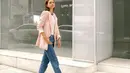 Bergaya smart-casual, Yuki Kato tampil menawan dalam balutan blazer warna pink bersama white t-shirt dan celana jeans. Flat shoes pun melengkapi penampilannya. (Instagram/yukikt).